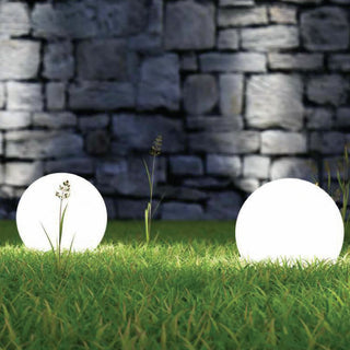 Sfera luminosa da giardino Arkema SF300 in resina LLDPE con pannello fotovoltaico 30 cm