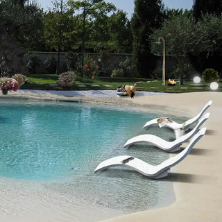 Lettino Prendisole Arkema Serendipity Chaise in polietilene HD di colore bianco Arkema