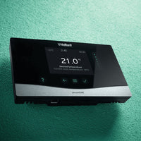 Caldaia a condensazione Vaillant EcoTEC intro 18 kW metano + Termostato SensoHome 380 - A+