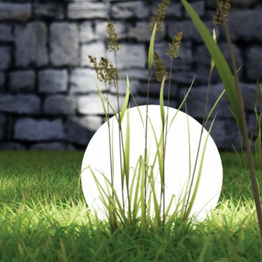 Sfera luminosa da giardino Arkema SF300 in resina LLDPE con pannello fotovoltaico 30 cm Arkema